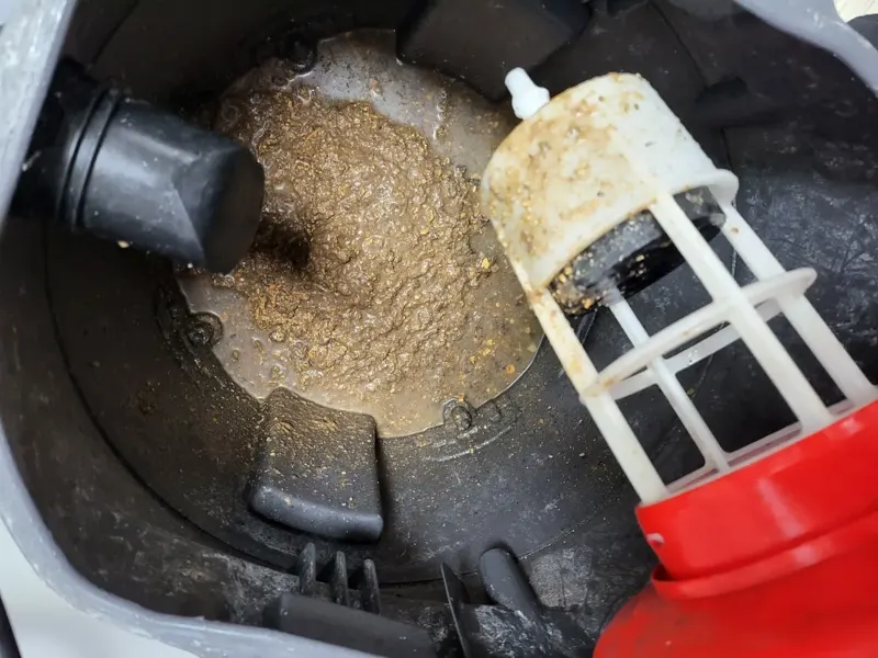 음성 석션 통 안에 모인 음식물 찌꺼기